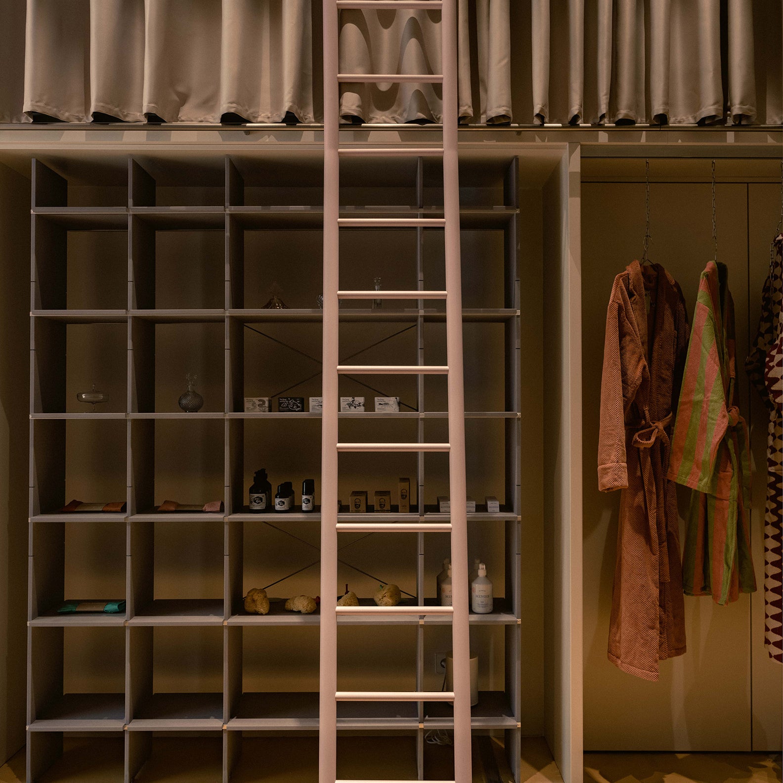 inside the store back - SNUD