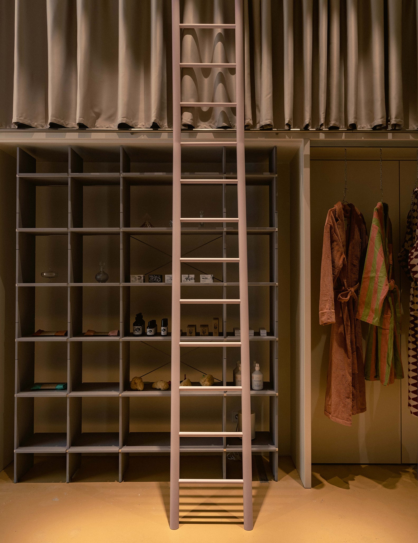 inside the store back - SNUD