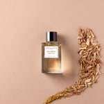 Essential Parfums Bois Imperial Flakon zwischen Holzelementen inszeniert