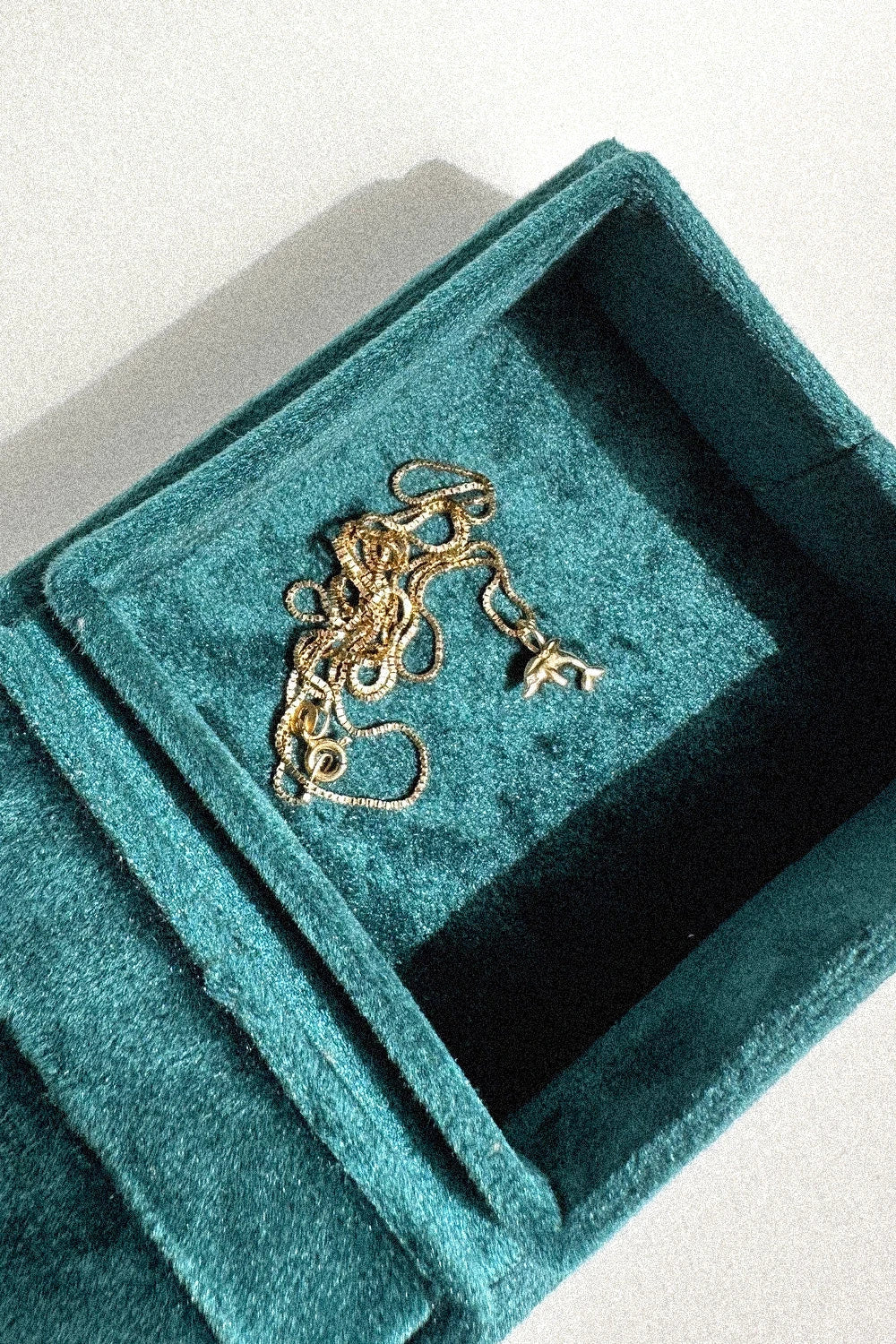 Dolphin Delfin-Anhänger aus 18 K recyceltem Echtgold von All About Articus, in der Schmuckbox