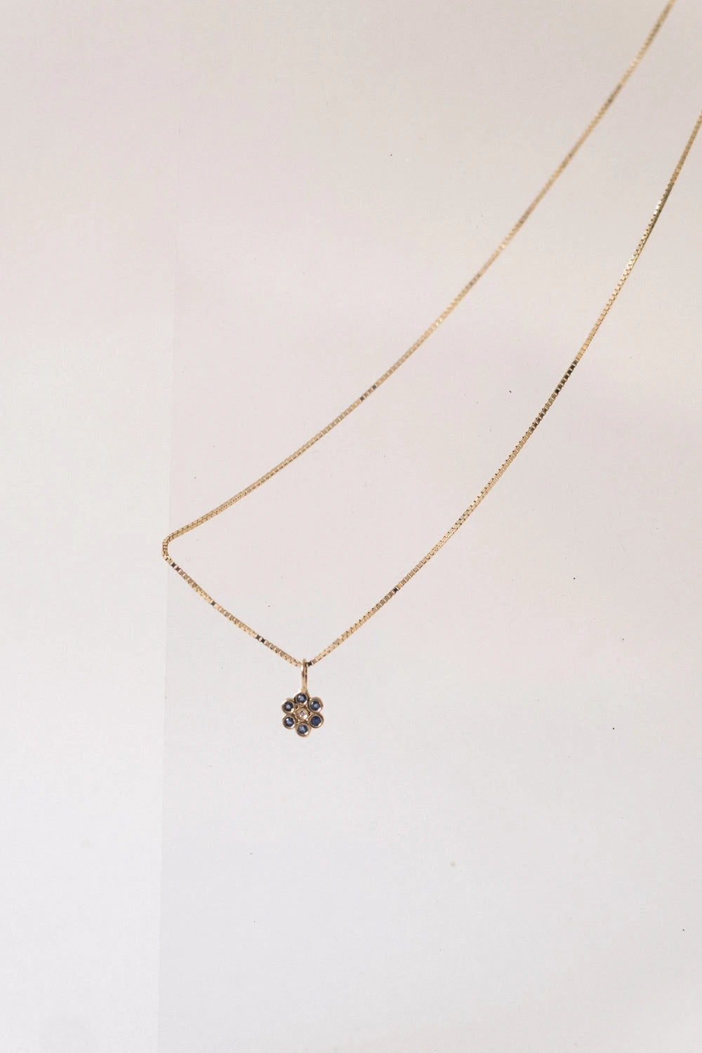 Forget-Me-Not Vergissmeinnicht-Anhänger aus 18 K recyceltem Echtgold mit Topasen von All About Articus, an einer Goldkette
