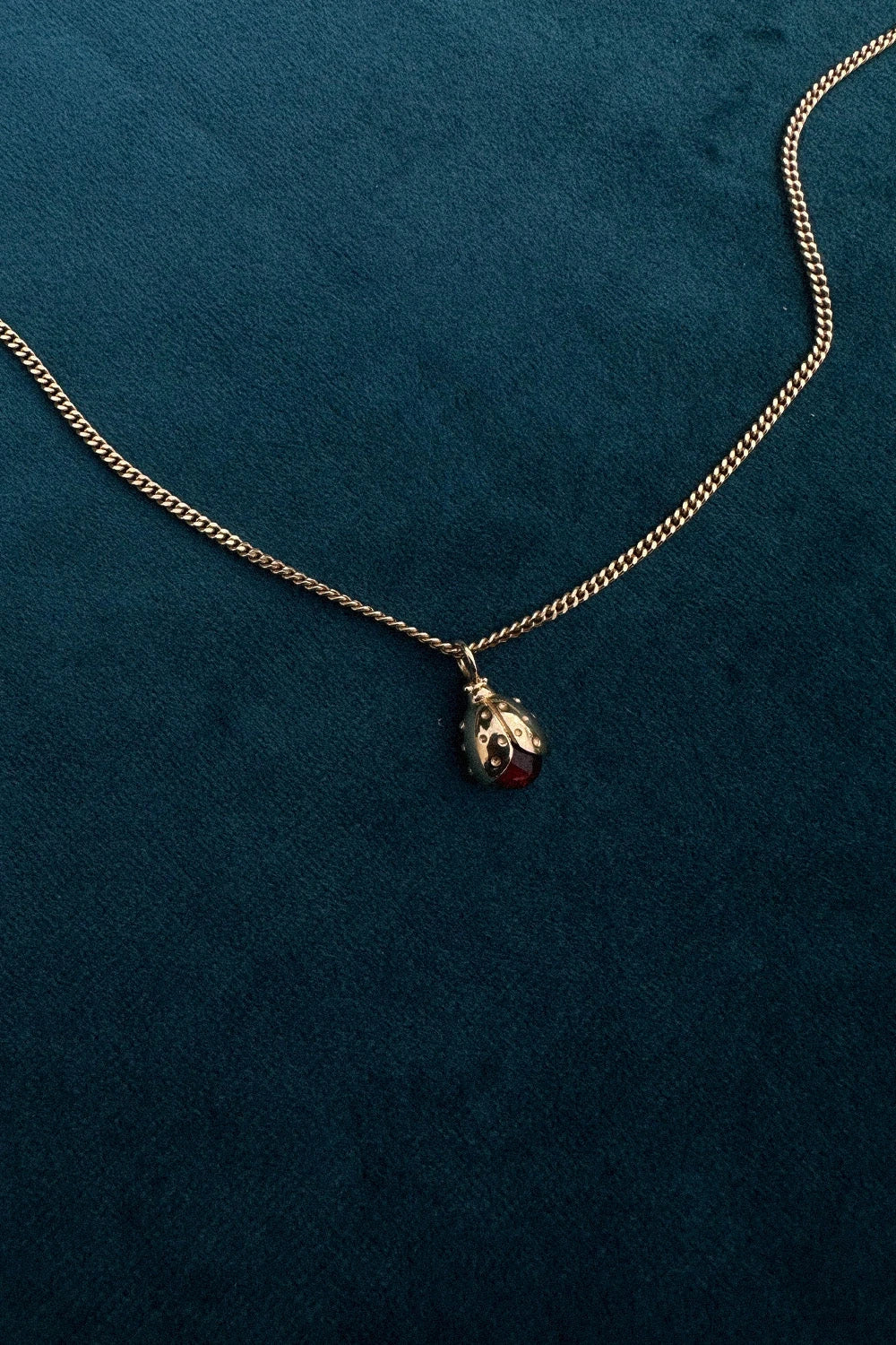 Lucky Ladybug Anhänger aus 18 K recyceltem Echtgold mit Granat von All About Articus, an einer Goldkette