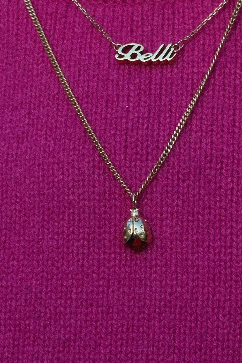 Lucky Ladybug Anhänger aus 18 K recyceltem Echtgold mit Granat von All About Articus, an einer Goldkette