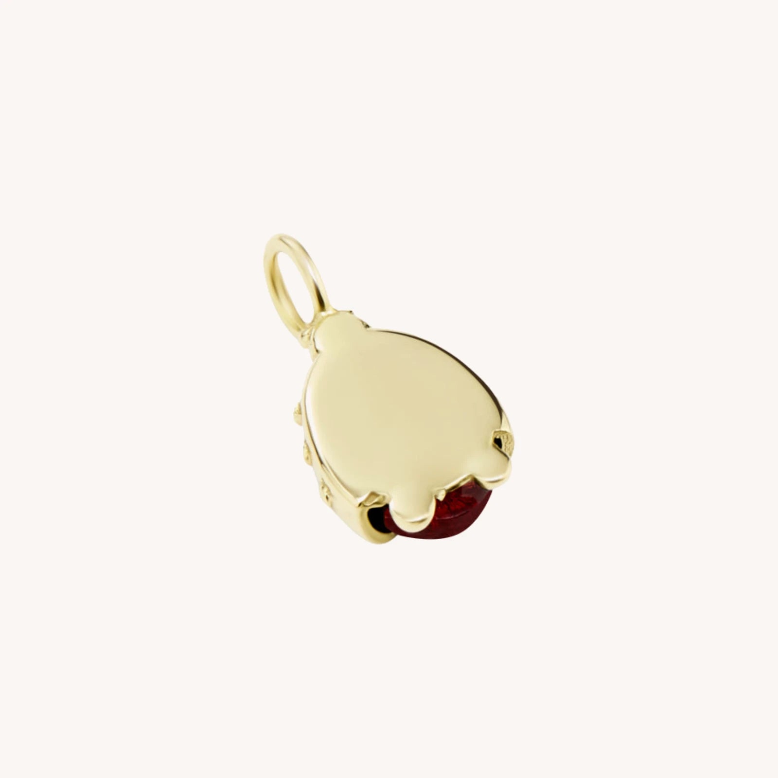 Lucky Ladybug Anhänger aus 18 K recyceltem Echtgold mit Granat von All About Articus, seitliche Ansicht