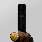 KINETIC PERFUMES BARCELONA Néo Sillage Extrait de Parfum Flakon auf Holz mit Passionsfrucht