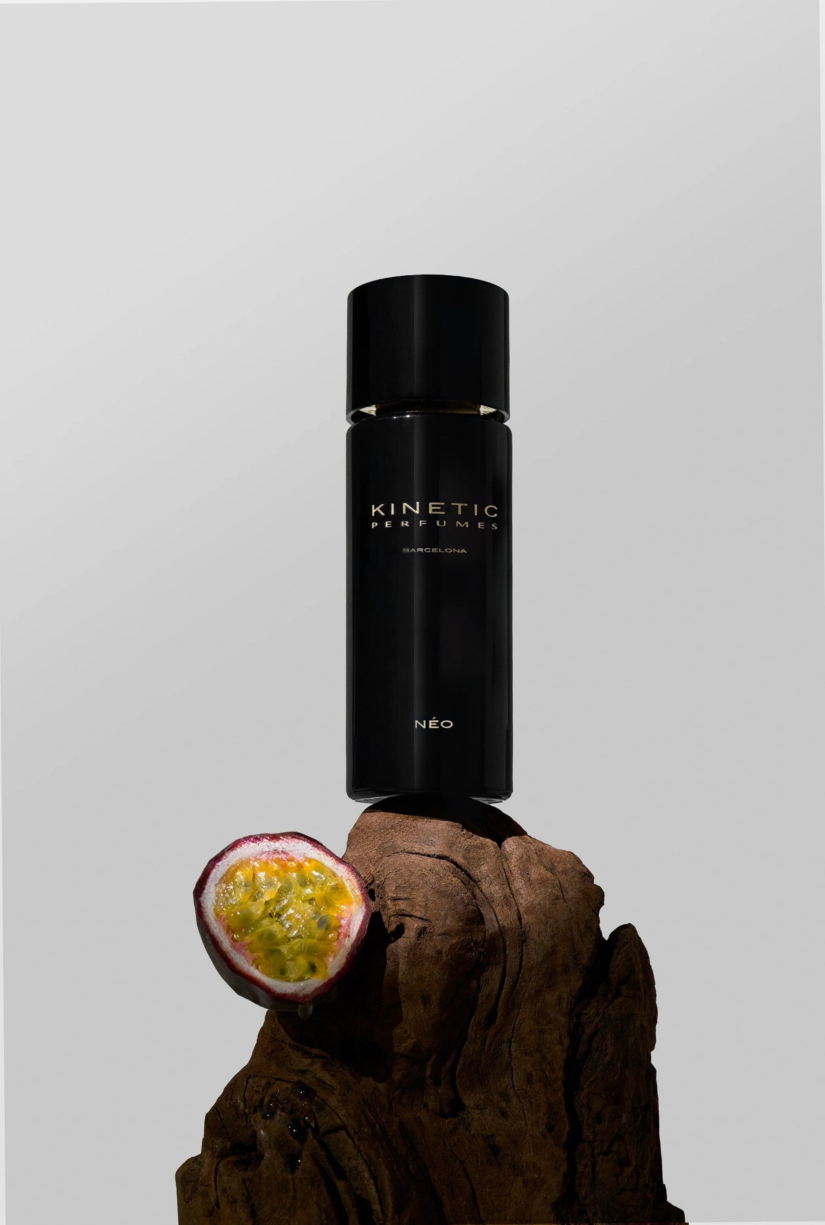 KINETIC PERFUMES BARCELONA Néo Sillage Extrait de Parfum Flakon auf Holz mit Passionsfrucht
