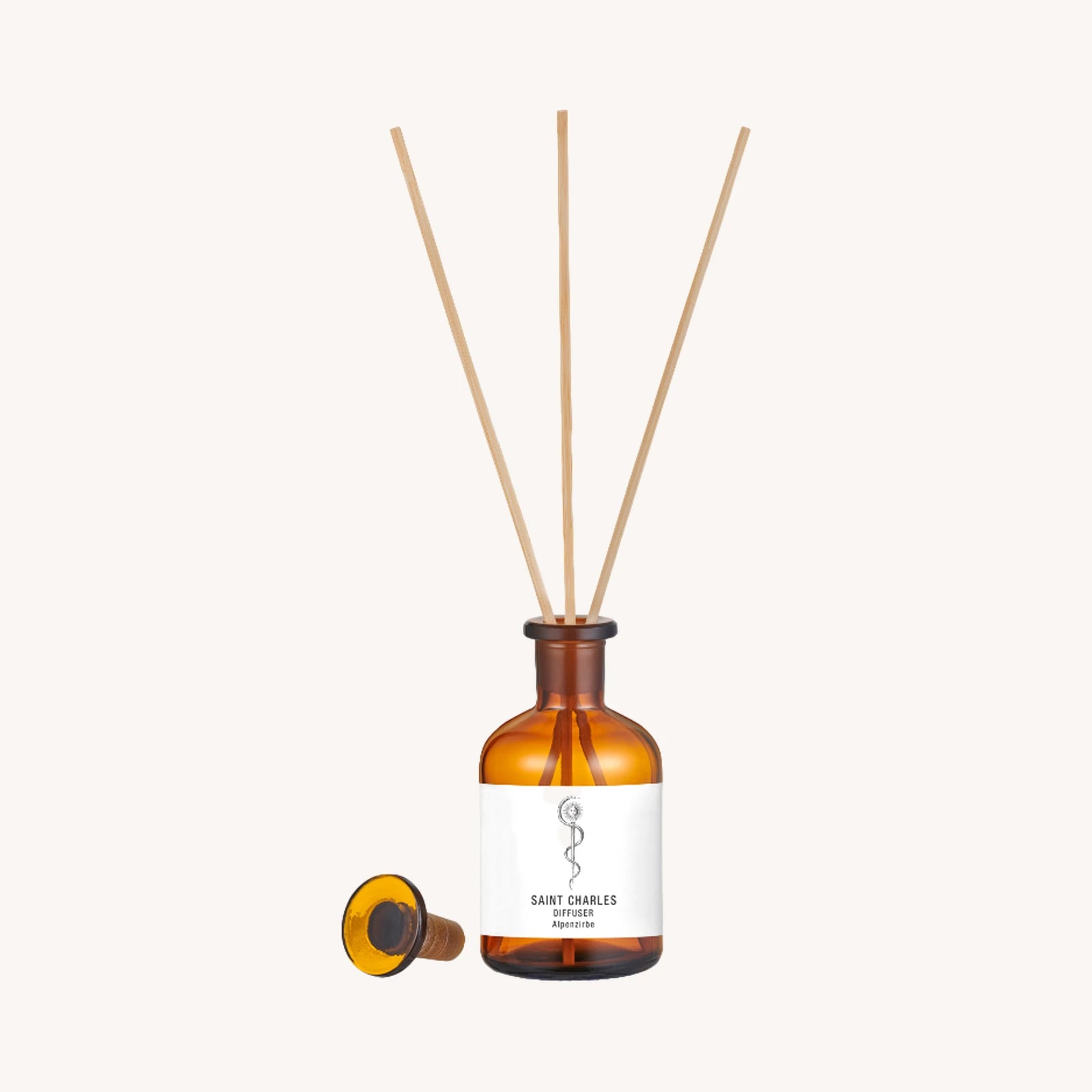 SAINT CHARLES Diffuser Alpenzirbe 100 ml in brauner Glasflasche mit Rattanstäbchen