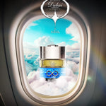 Spirit of Dubai Sama Flakon im Flugzeugfenster über den Wolken