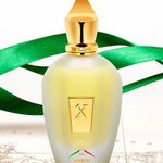 Xerjoff Naxos Eau de Parfum Flakon mit grünem Band auf einer Sizilien-Landkarte