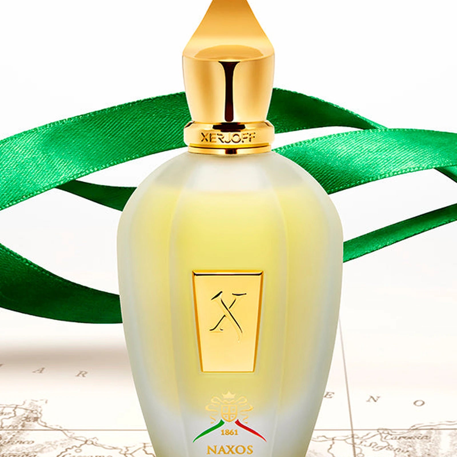 Xerjoff Naxos Eau de Parfum Flakon mit grünem Band auf einer Sizilien-Landkarte